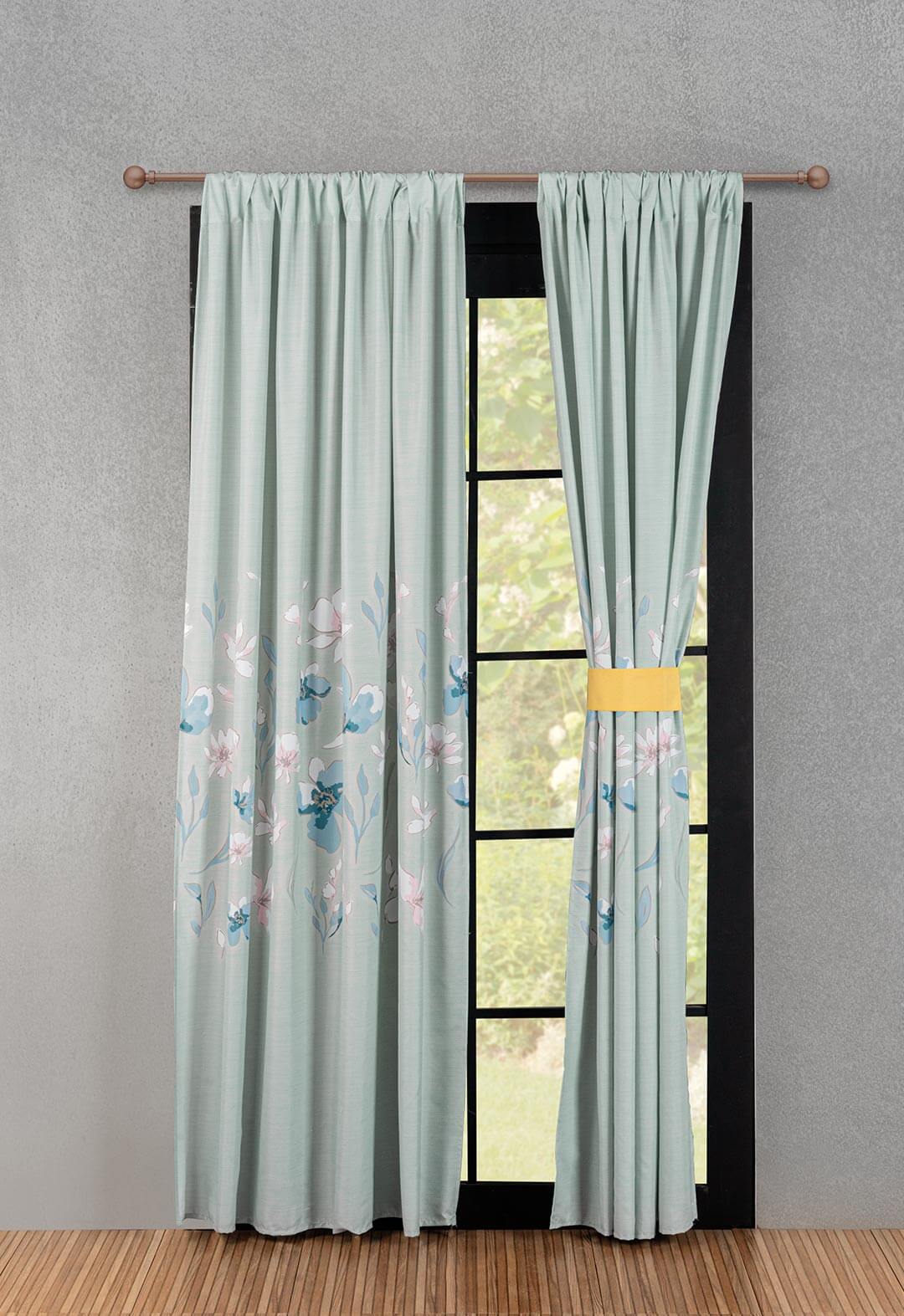 las cortinas Celina, en color Azul y con un lindo diseño floral, es el complemento perfecto para tu habitación.